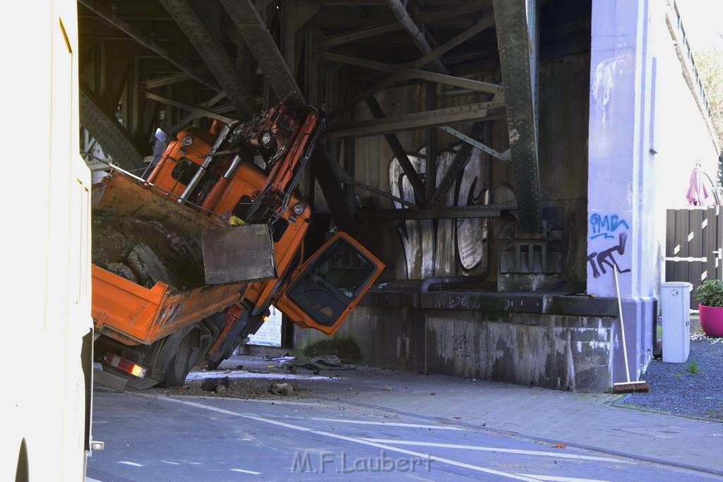 LKW blieb unter Bruecke haengen Koeln Deutz Deutz Muelheimerstr P096.JPG - Miklos Laubert